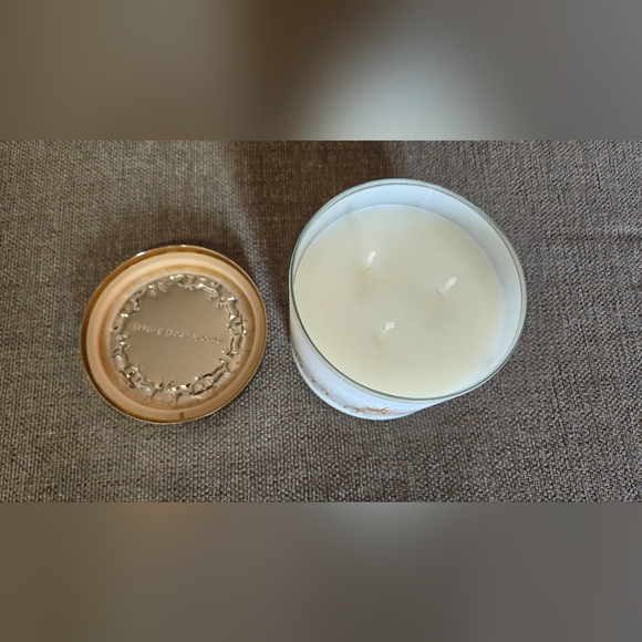 White Barn / Bath & Body Works 3 wick candle Bright Christmas Morning - Picture 2 of 3
